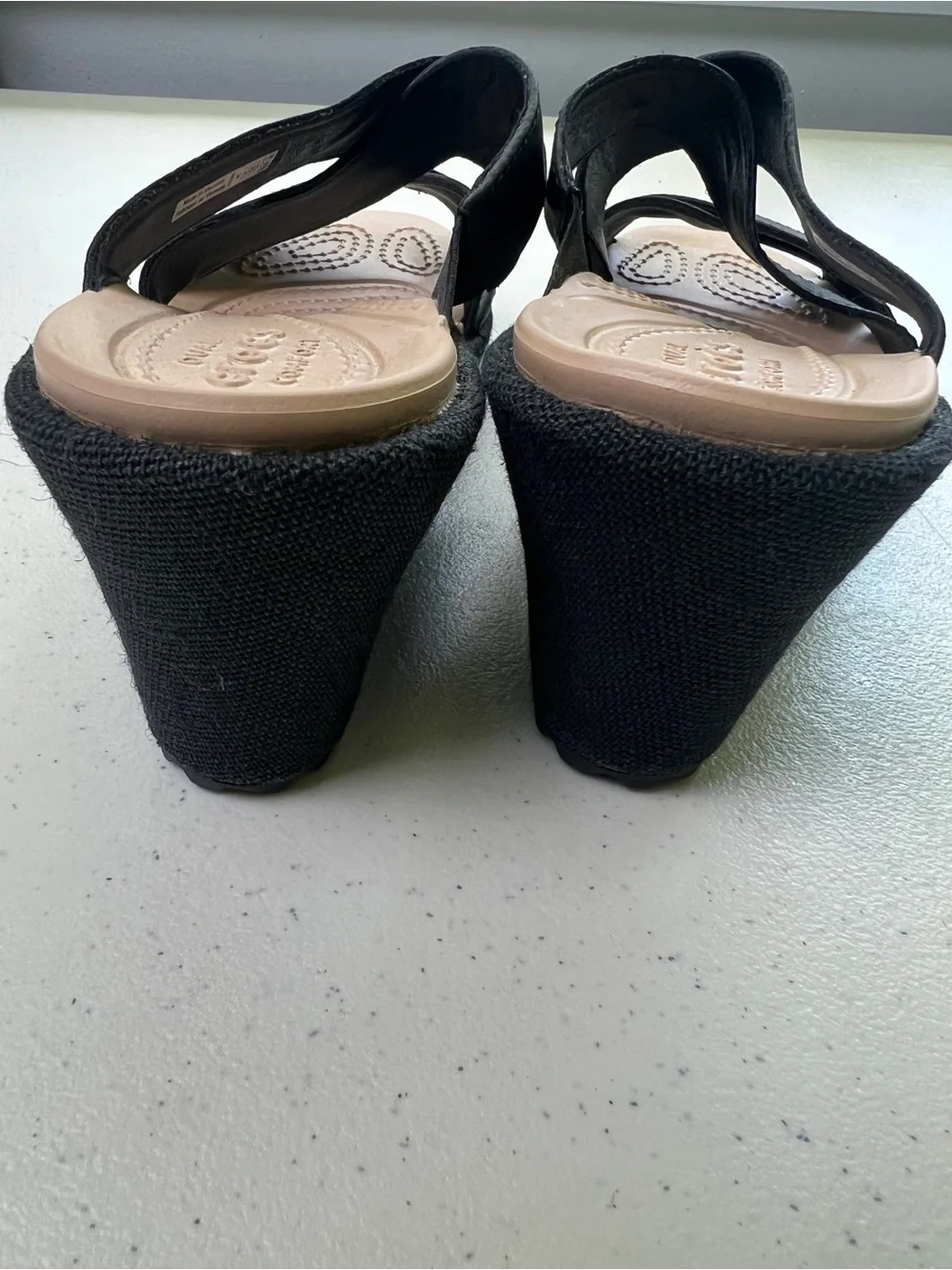 crocs Women's A Leigh Crisscross Wedge Sandal Size 6